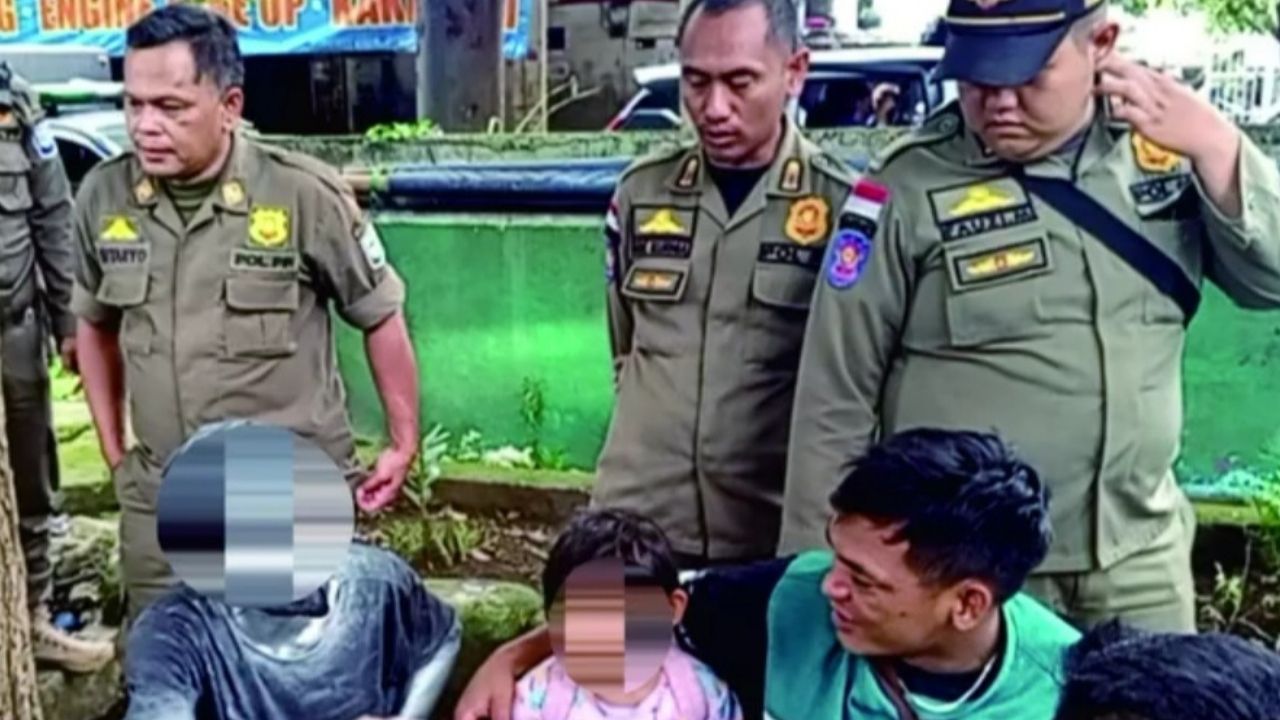 Satpol PP Kota Bandung Tindaklanjuti Aduan Masyarakat Terkait Manusia Silver Satpol PP Kota Bandung Tindaklanjuti Aduan Masyarakat Terkait Manusia Silver