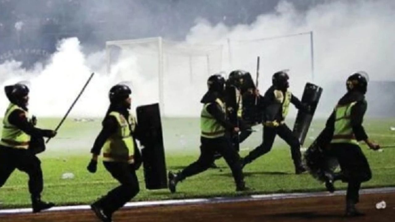 Tragedi Kanjuruhan, Ratusan Suporter Tewas Akibat Kerumunan di Stadion Tragedi Kanjuruhan, Ratusan Suporter Tewas Akibat Kerumunan di Stadion