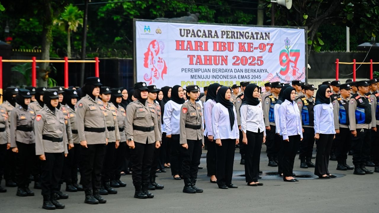 Polrestabes Bandung Gelar Upacara Peringatan Hari Ibu, Seluruh Petugas Merupakan Polwan Polrestabes Bandung Gelar Upacara Peringatan Hari Ibu, Seluruh Petugas Merupakan Polwan