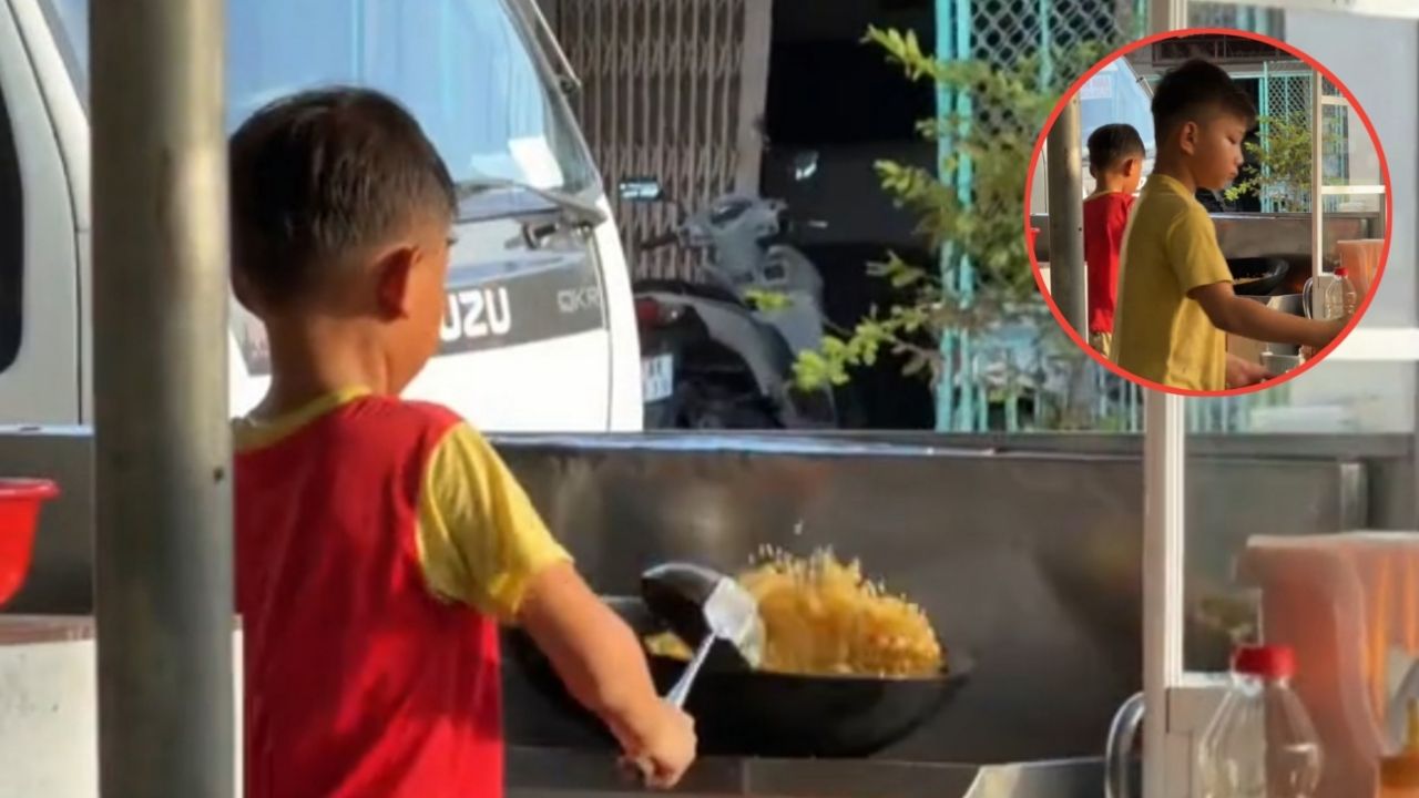 Aksi Dua Bocah Mandiri Bantu Orang Tua Jualan Nasi Goreng, Skill Memasaknya Bak Profesional