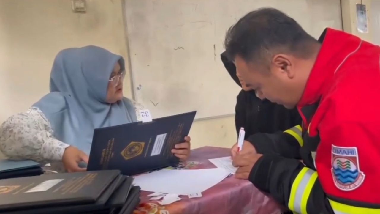 Momen Ketika Damkar Cimahi Bantu Ambil Rapor di Sekolah Momen Ketika Damkar Cimahi Bantu Ambil Rapor di Sekolah