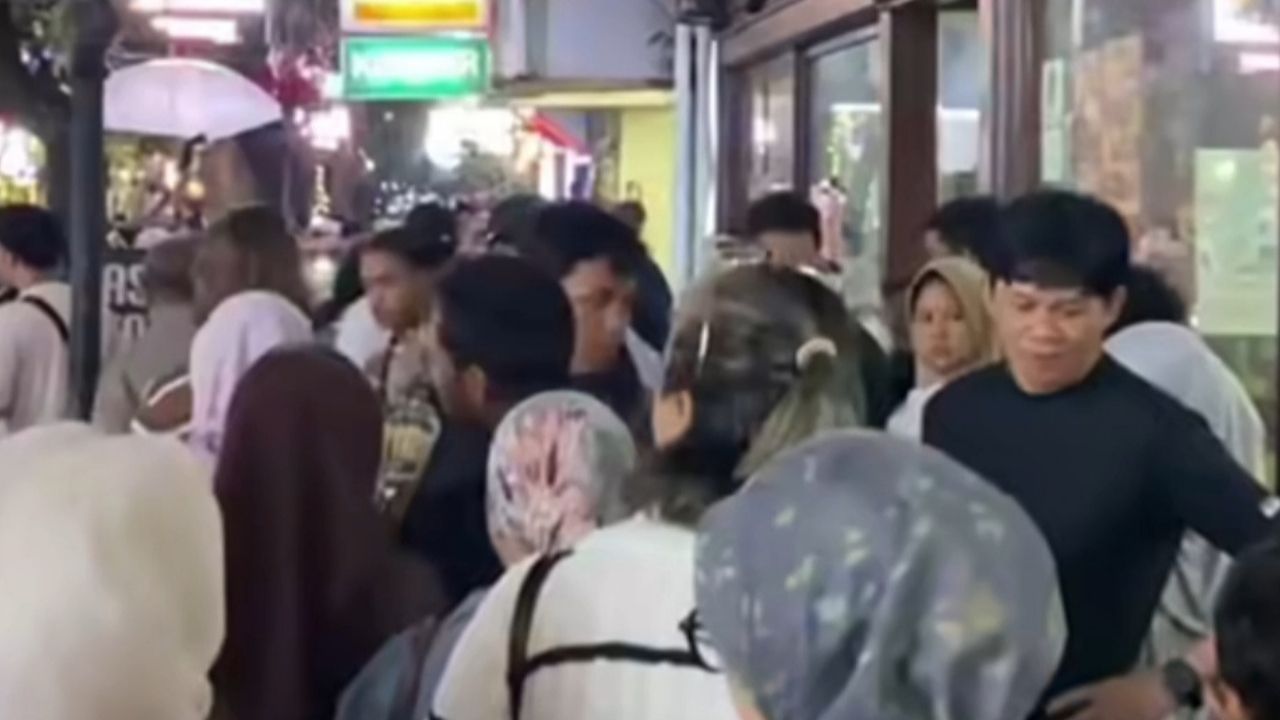 Di Bali Terpantau Sepi, Tetapi Braga Bandung dan Malioboro Yogyakarta Justru Ramai Pengunjung Saat Momen Libur Nataru Di Bali Terpantau Sepi, Tetapi Braga Bandung dan Malioboro Yogyakarta Justru Ramai Pengunjung Saat Momen Libur Nataru