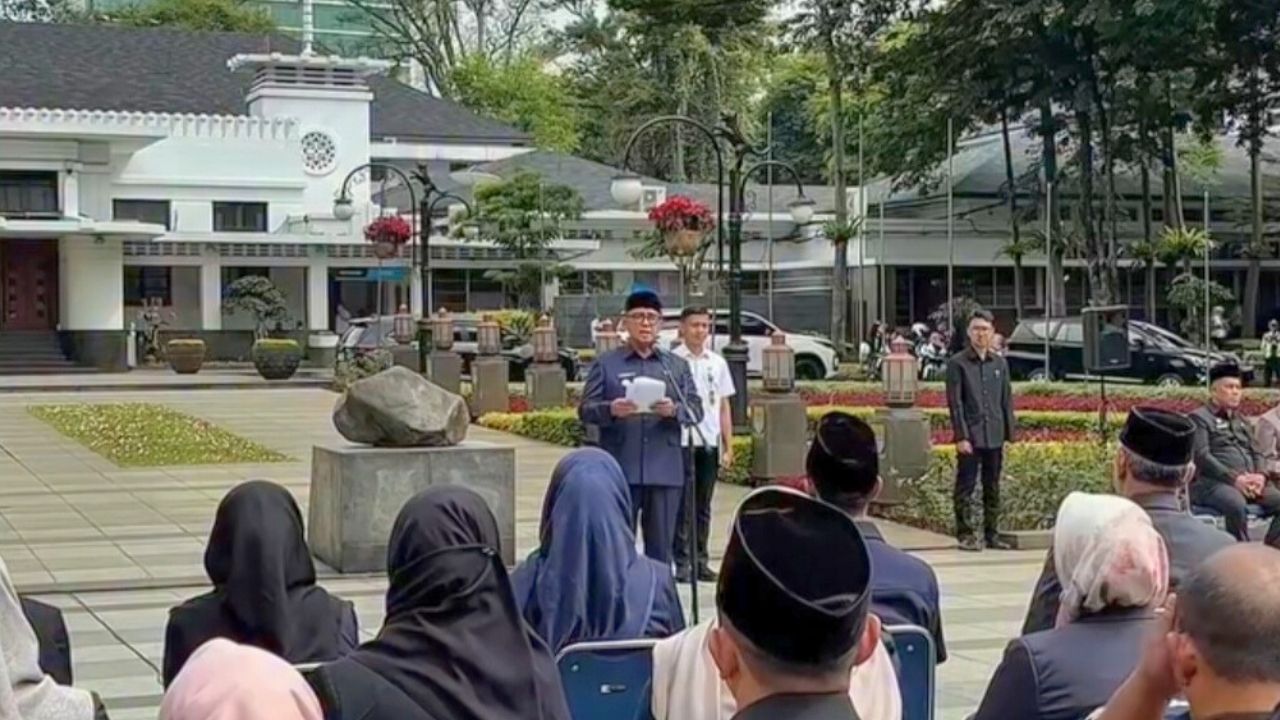 Lantik 85 Pejabat Administrator dan Pengawas, Wali Kota Bandung: “Integritas Adalah Nilai Utama” Lantik 85 Pejabat Administrator dan Pengawas, Wali Kota Bandung: “Integritas Adalah Nilai Utama”