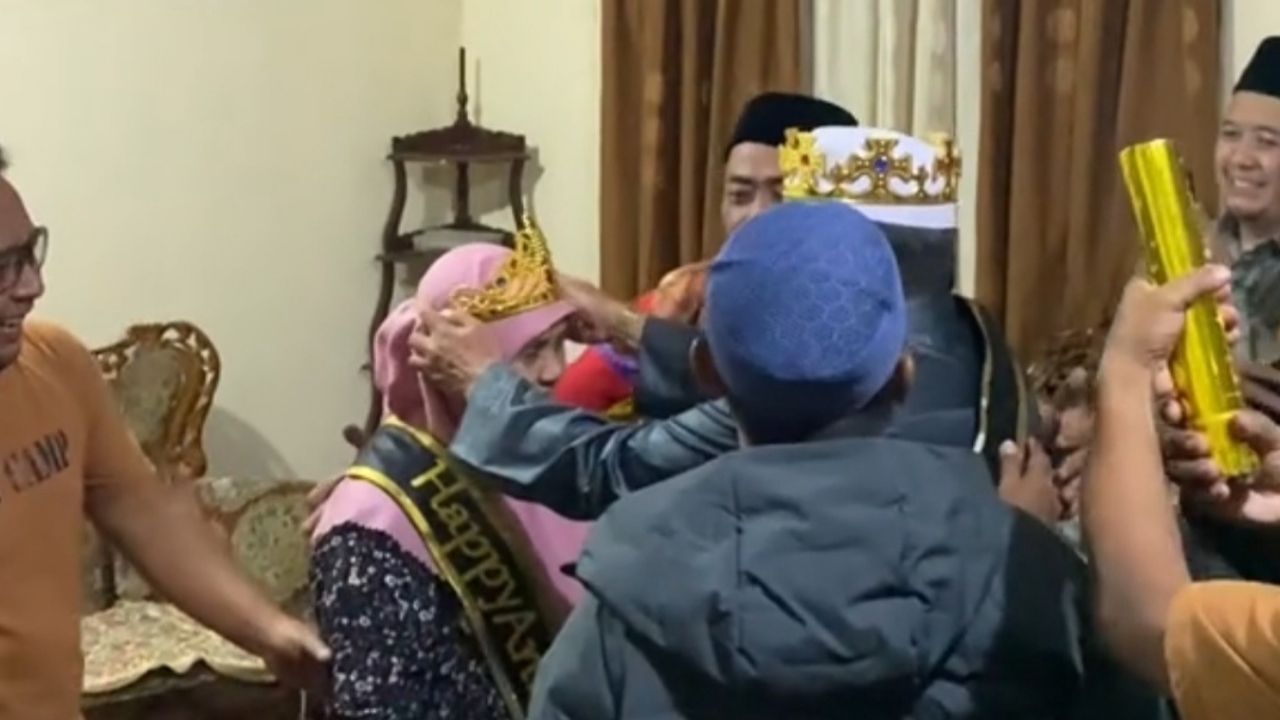 Momen Haru Orang Tua Anniversary Pernikahan Ke-50 Tahun Dirayakan Satu Keluarga, Netizen: Seru Banget Keluarganya Momen Haru Orang Tua Anniversary Pernikahan Ke-50 Tahun Dirayakan Satu Keluarga, Netizen: Seru Banget Keluarganya