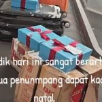 Peringati Natal, Bagasi Penumpang di Bandara Sultan Hasanuddin Makassar Diberikan Kado