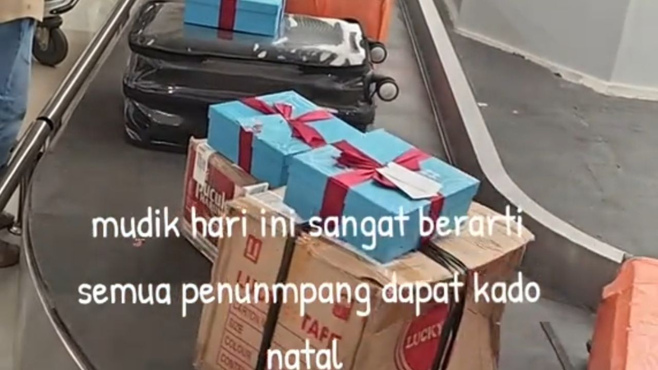 Peringati Natal, Bagasi Penumpang di Bandara Sultan Hasanuddin Makassar Diberikan Kado Peringati Natal, Bagasi Penumpang di Bandara Sultan Hasanuddin Makassar Diberikan Kado