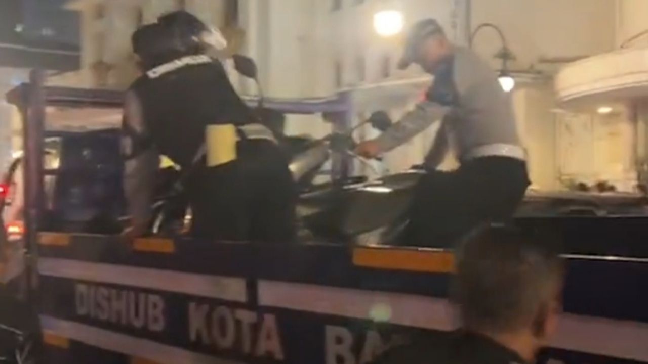 Pemkot Bandung Lakukan Penertiban Parkir Liar di Jalan Asia Afrika Kota Bandung Pemkot Bandung Lakukan Penertiban Parkir Liar di Jalan Asia Afrika Kota Bandung
