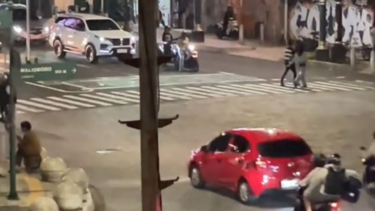 Wisatawan Ini Bagikan Kondisi Jalanan di Lampu Merah Yogyakarta yang Sederhana Tapi Tidak Semua Orang Bisa Wisatawan Ini Bagikan Kondisi Jalanan di Lampu Merah Yogyakarta yang Sederhana Tapi Tidak Semua Orang Bisa