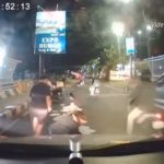 Momen Ketika Sejumlah Pengendara Bantu Warga yang Barangnya Jatuh di Jembatan Suhat Kota Malang