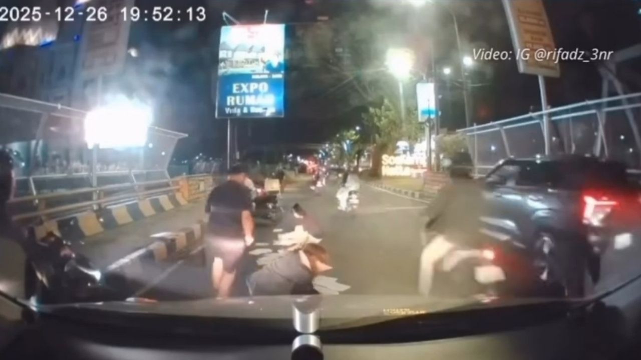 Momen Ketika Sejumlah Pengendara Bantu Warga yang Barangnya Jatuh di Jembatan Suhat Kota Malang Momen Ketika Sejumlah Pengendara Bantu Warga yang Barangnya Jatuh di Jembatan Suhat Kota Malang