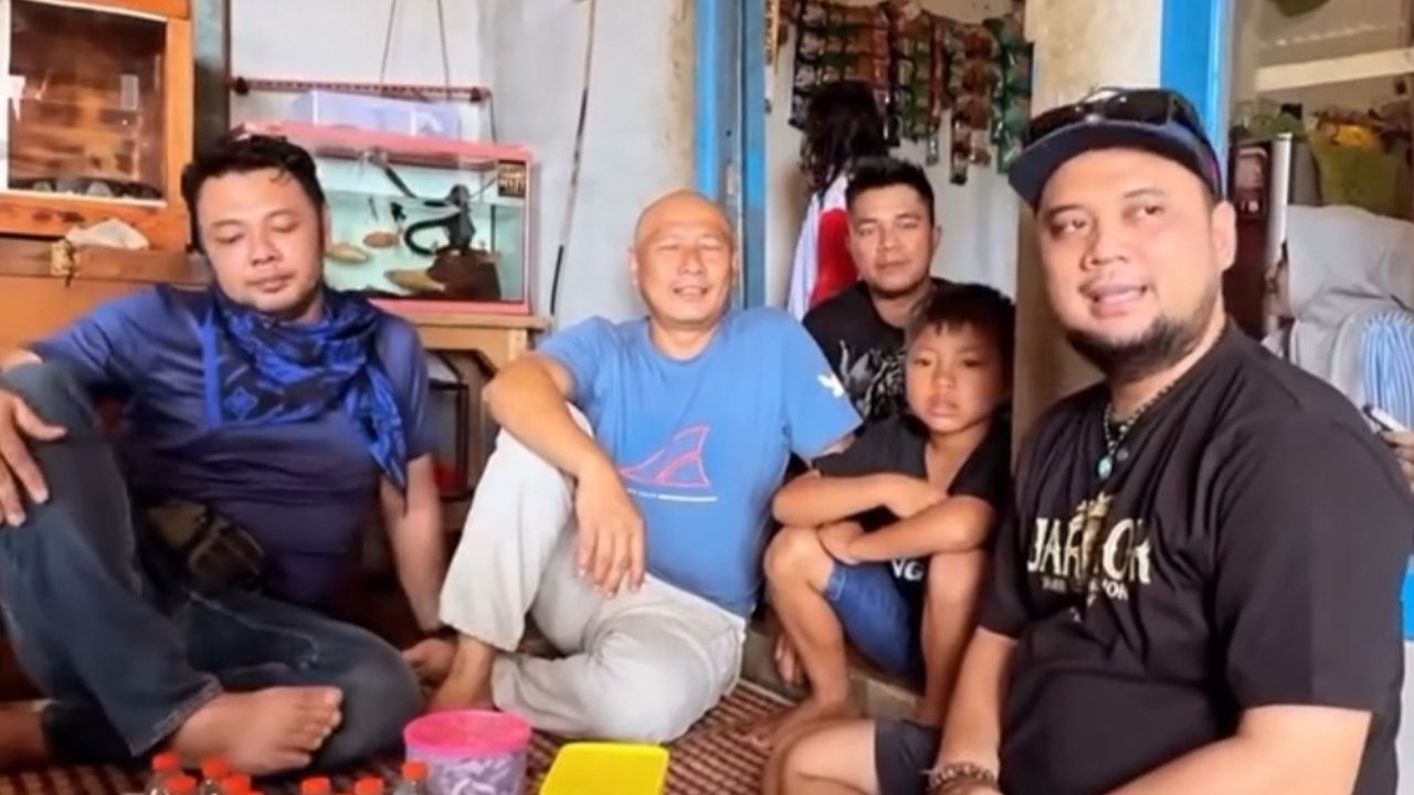 Bocah Laki-Laki Asal Garut yang Gemar Hunting Ular di Sawah Akhirnya Bertemu dengan Panji Petualang Bocah Laki-Laki Asal Garut yang Gemar Hunting Ular di Sawah Akhirnya Bertemu dengan Panji Petualang