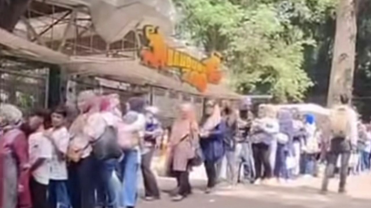 Situasi di Bandung Zoo Hari Ini Terlihat Ratusan Warga Antre Sampai Mengular