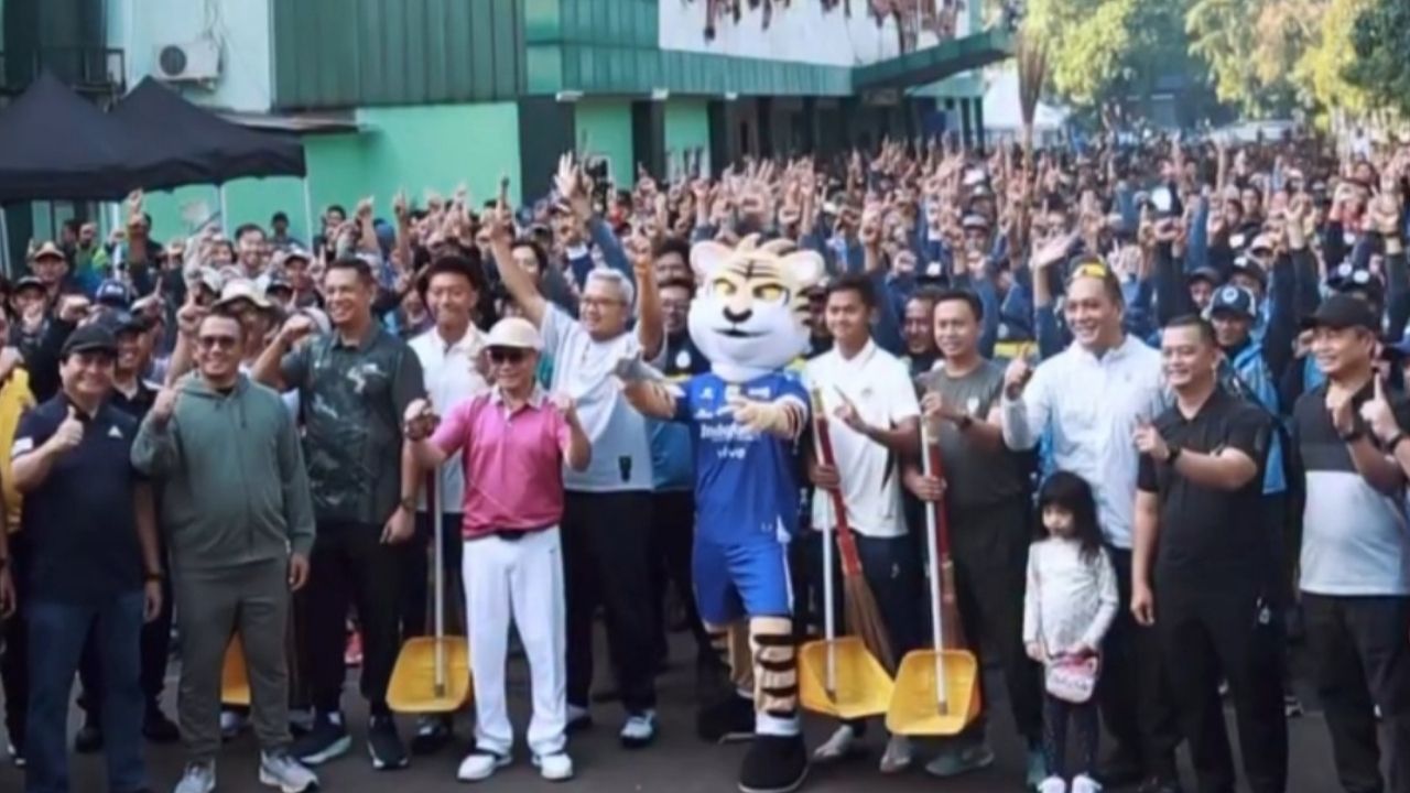 Mantap! Aksi Bebersih Stadion Siliwangi Pagi Ini Diikuti oleh Ratusan Warga Mantap! Aksi Bebersih Stadion Siliwangi Pagi Ini Diikuti oleh Ratusan Warga