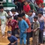 Momen Ketika Bocil Gen Alpha Salat Jumat di Tangga Masjid Bareng-Bareng Sama Temannya