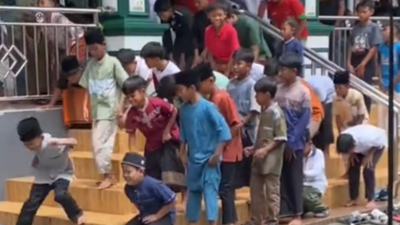 Momen Ketika Bocil Gen Alpha Salat Jumat di Tangga Masjid Bareng-Bareng Sama Temannya Momen Ketika Bocil Gen Alpha Salat Jumat di Tangga Masjid Bareng-Bareng Sama Temannya