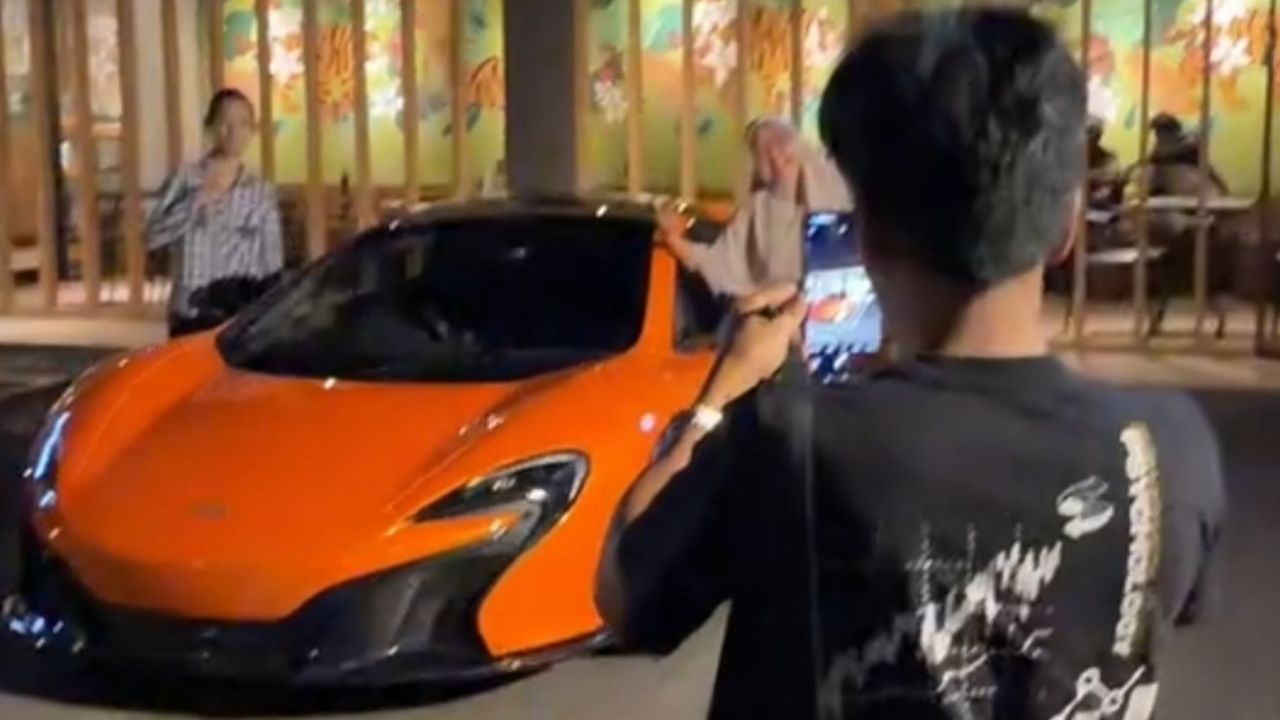 Anak Kecil dan Nenek Foto di Sebelah Mobil Sport, Sikap Ramah Pemilik Mobilnya Tuai Pujian Warganet Anak Kecil dan Nenek Foto di Sebelah Mobil Sport, Sikap Ramah Pemilik Mobilnya Tuai Pujian Warganet