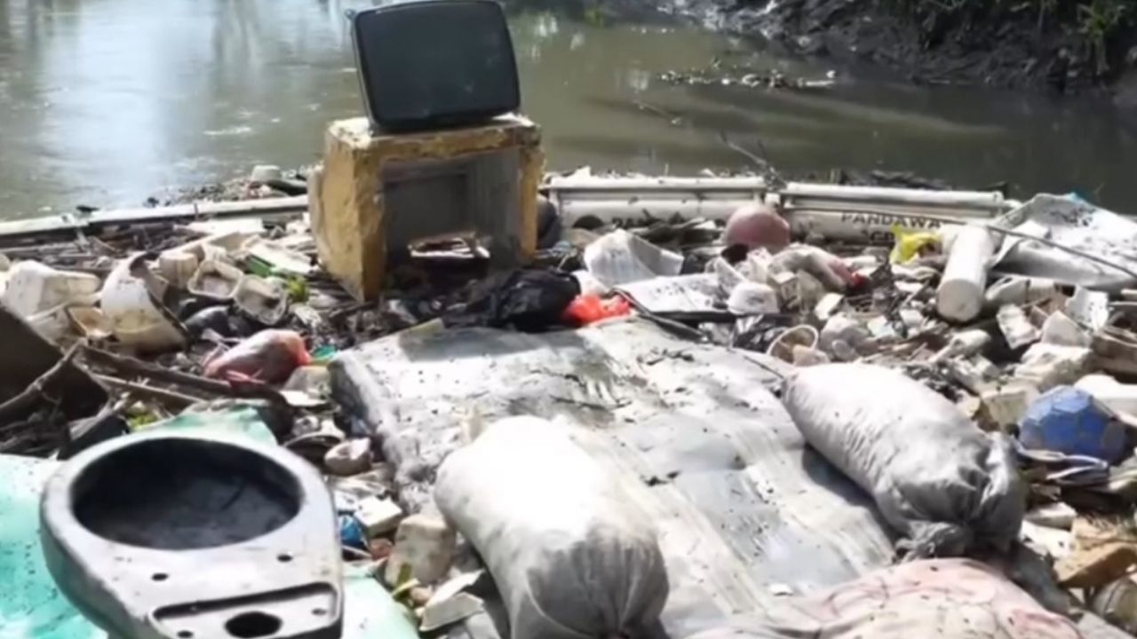 7 Sampah Berbahaya yang Ditemukan oleh Pandawara Group 7 Sampah Berbahaya yang Ditemukan oleh Pandawara Group