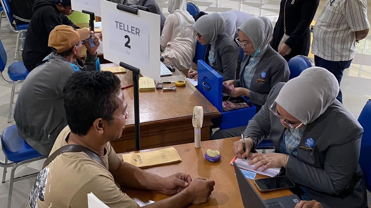 Penyaluran Kompensasi Rp300 Ribu per Hari bagi Angkot yang Diliburkan Selama Dua Hari di Kota Bandung Membludak Penyaluran Kompensasi Rp300 Ribu per Hari bagi Angkot yang Diliburkan Selama Dua Hari di Kota Bandung Membludak