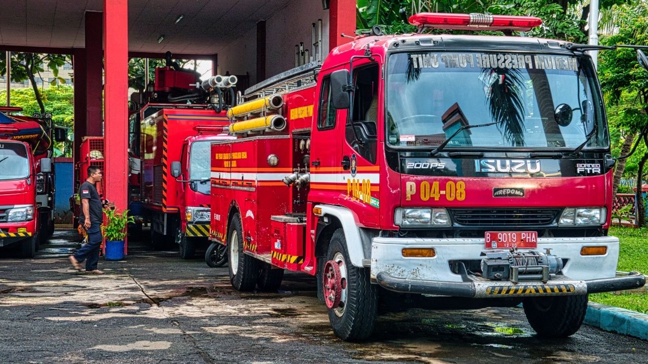 Bingung Cara Menghubungi Damkar? Simak Tips dan Trik Berikut Ini!
