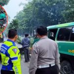 Angkot Alami Kecelakaan Tunggal di Jalan Diponegoro, Tiga Penumpang Wanita Luka Ringan