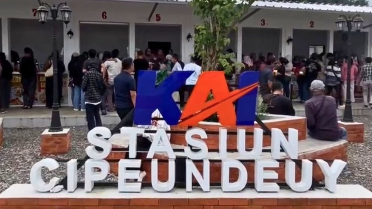 Dukung Ekonomi Daerah, PT KAI Hadirkan 10 Kios UMKM Lokal di Stasiun Cipeundeuy Dukung Ekonomi Daerah, PT KAI Hadirkan 10 Kios UMKM Lokal di Stasiun Cipeundeuy