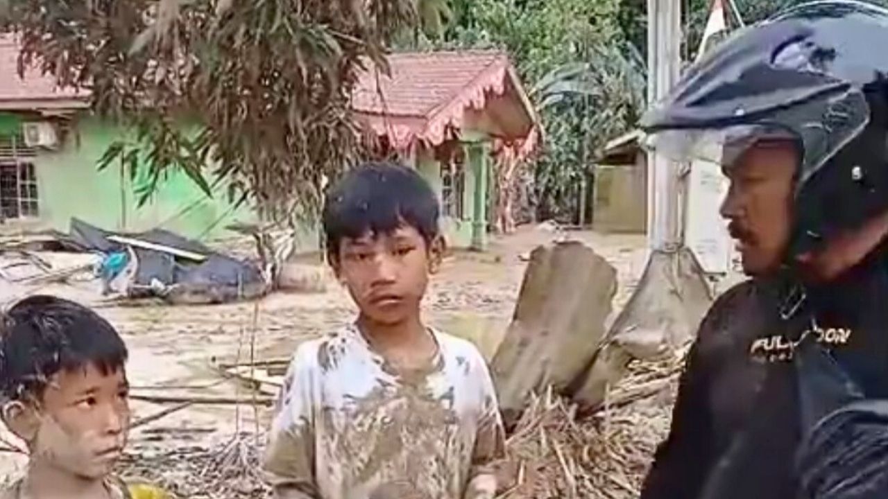 Momen Haru Bapak Ini Bertemu Dua Anak Bawa Foto Ayahnya yang Menjadi Korban Meninggal Dunia Momen Haru Bapak Ini Bertemu Dua Anak Bawa Foto Ayahnya yang Menjadi Korban Meninggal Dunia