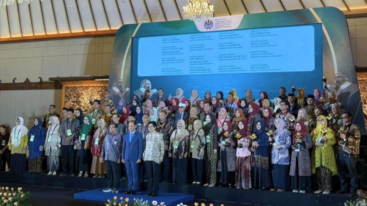 Bangga! Kota Bandung Raih 12 Penghargaan Adiwiyata 2025, Adiwiyata Mandiri dan Adiwiyata Nasional Bangga! Kota Bandung Raih 12 Penghargaan Adiwiyata 2025, Adiwiyata Mandiri dan Adiwiyata Nasional