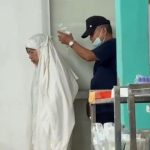 Momen Haru Nenek Tetap Salat Sementara Kakek Menemani dengan Memegang Infus di Belakang