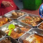 Respect! Pedagang Nasi Uduk Ini Bagikan Seporsi Jualannya untuk Seorang Ibu Pengamen Badut