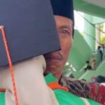 Hadiri Wisuda Anak Ceweknya, Ayah Ini Tak Kuasa Menahan Tangis Karena Beberapa Bulan Sebelumnya Istrinya Meninggal Dunia