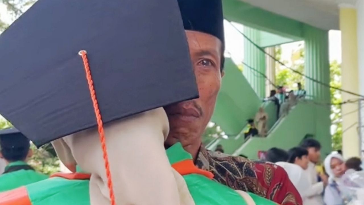 Hadiri Wisuda Anak Ceweknya, Ayah Ini Tak Kuasa Menahan Tangis Karena Beberapa Bulan Sebelumnya Istrinya Meninggal Dunia Hadiri Wisuda Anak Ceweknya, Ayah Ini Tak Kuasa Menahan Tangis Karena Beberapa Bulan Sebelumnya Istrinya Meninggal Dunia