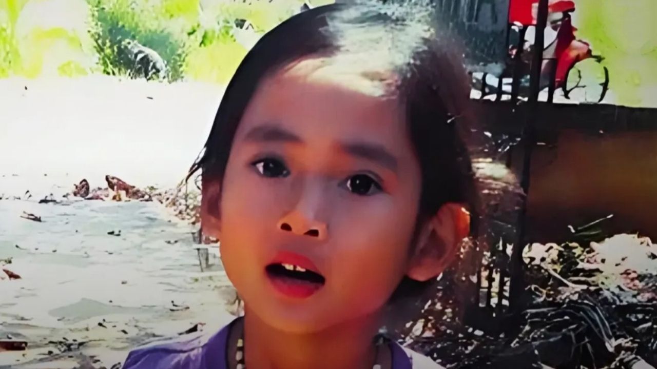 Tragedi Engeline Bocah 8 Tahun yang Ditemukan Tewas di Kandang Ayam Sambil Memeluk Boneka Kesayangannya Tragedi Engeline Bocah 8 Tahun yang Ditemukan Tewas di Kandang Ayam Sambil Memeluk Boneka Kesayangannya