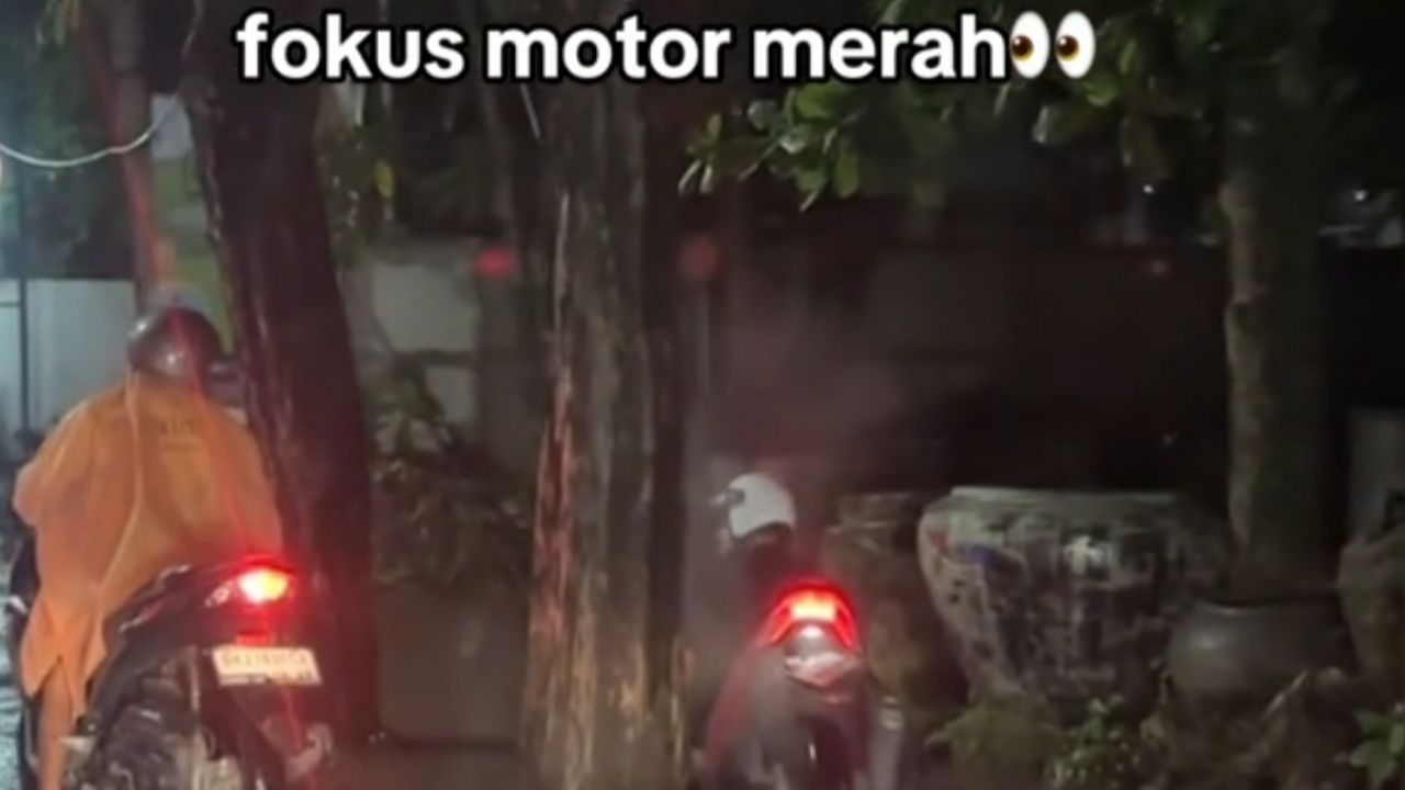 Nekat Naik Trotoar Saat Banjir, Pemotor Ini Langsung Nyungsep ke Selokan Nekat Naik Trotoar Saat Banjir, Pemotor Ini Langsung Nyungsep ke Selokan