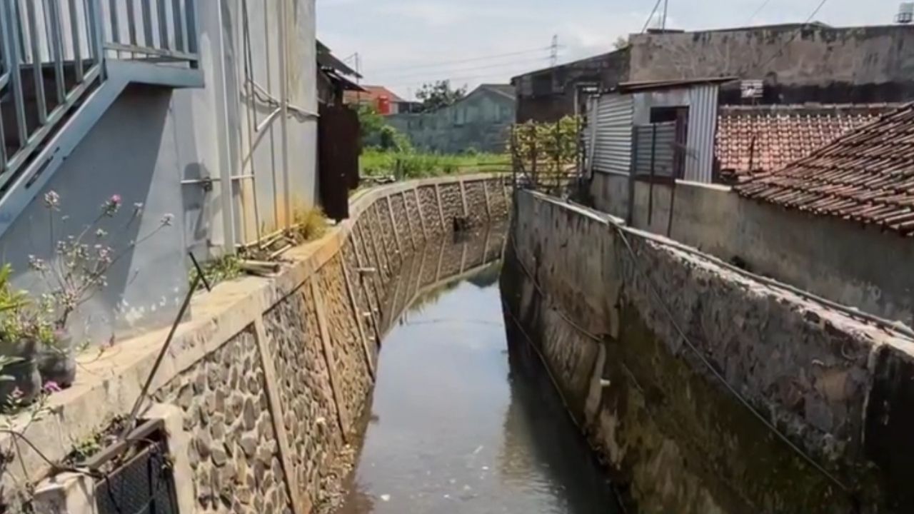 Pemkot Bandung Tindaklanjuti Laporan Masyarakat Terkait Sungai di Sukamiskin yang Lebih Tinggi dari Jalan Pemkot Bandung Tindaklanjuti Laporan Masyarakat Terkait Sungai di Sukamiskin yang Lebih Tinggi dari Jalan