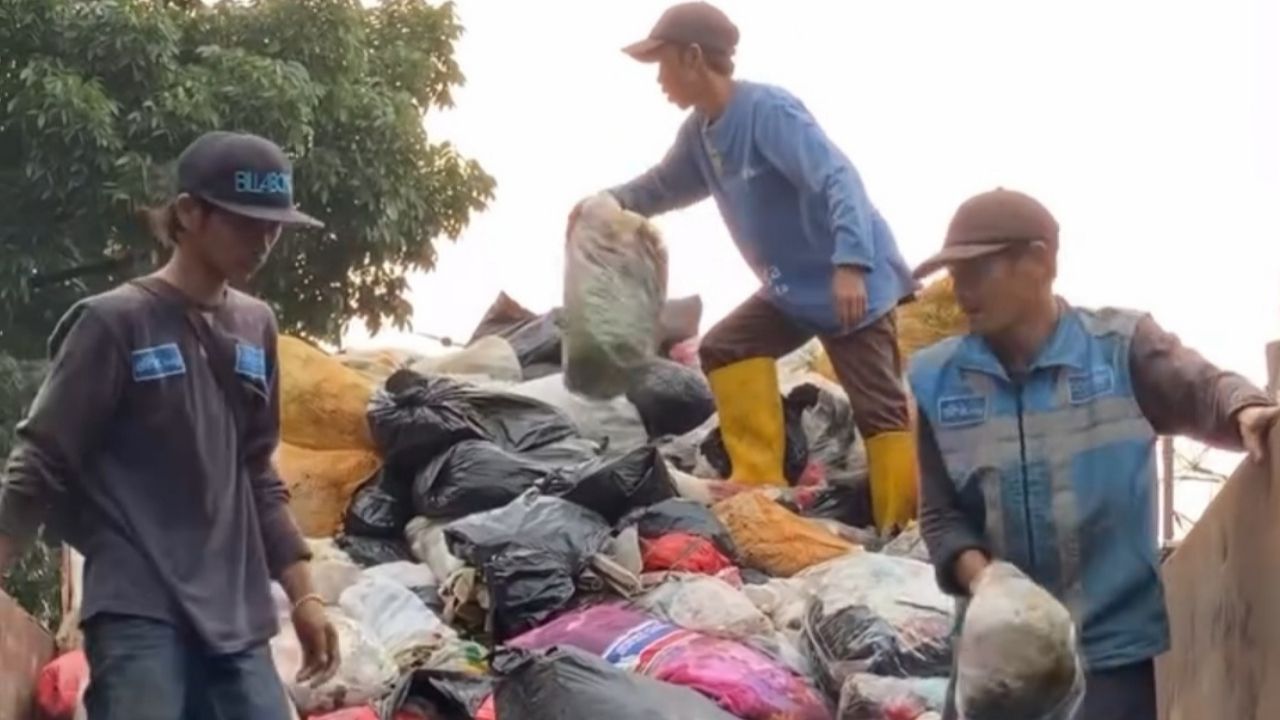 Mulai 12 Januari 2026 Kota Bandung Akan Hadapi Tumpukan Sampah 200 Ton/Hari, Begini Cara Pemkot Atasi Permasalahannya Mulai 12 Januari 2026 Kota Bandung Akan Hadapi Tumpukan Sampah 200 Ton/Hari, Begini Cara Pemkot Atasi Permasalahannya