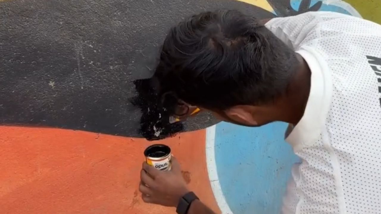 Mural Perempuan di India Jadi Korban Aksi Vandalisme Mesum, Pria Ini Sigap Memperbaiki dengan Cat Hitam Mural Perempuan di India Jadi Korban Aksi Vandalisme Mesum, Pria Ini Sigap Memperbaiki dengan Cat Hitam