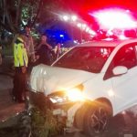 Kecelakaan Lalu Lintas Tunggal Mobil Tabrak Trotoar di Jalan Merdeka, Diduga Pengemudi Berkendara Tidak Wajar