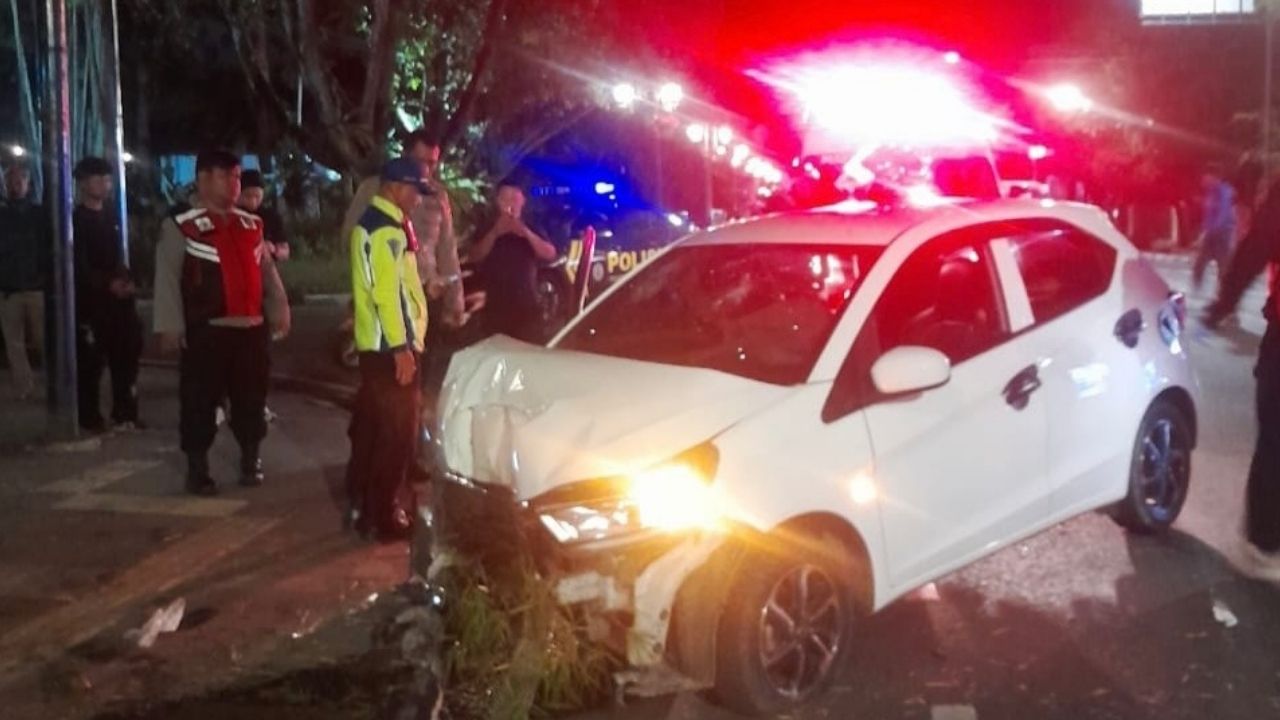 Kecelakaan Lalu Lintas Tunggal Mobil Tabrak Trotoar di Jalan Merdeka, Diduga Pengemudi Berkendara Tidak Wajar