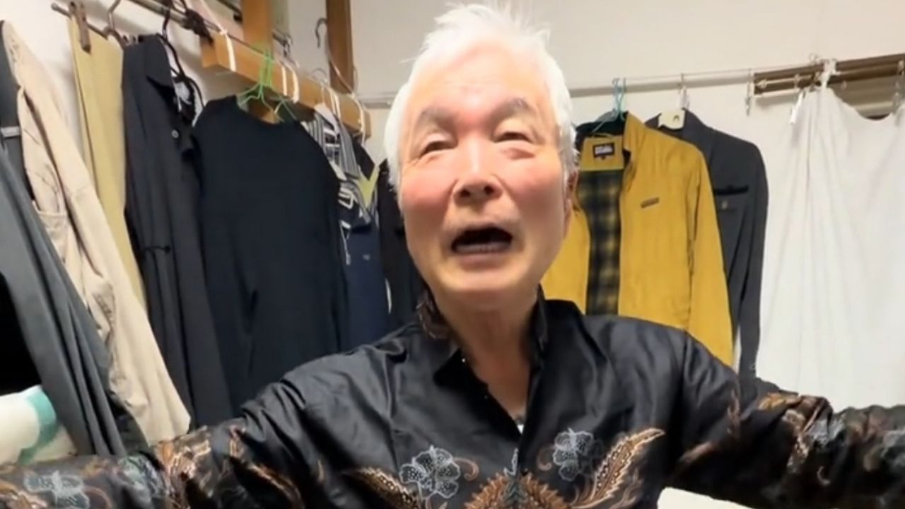 Momen Haru Cowok Ini Beri Baju Batik ke Kakek Jepang, Langsung Dipakai dan Ingin Dipamerin Momen Haru Cowok Ini Beri Baju Batik ke Kakek Jepang, Langsung Dipakai dan Ingin Dipamerin
