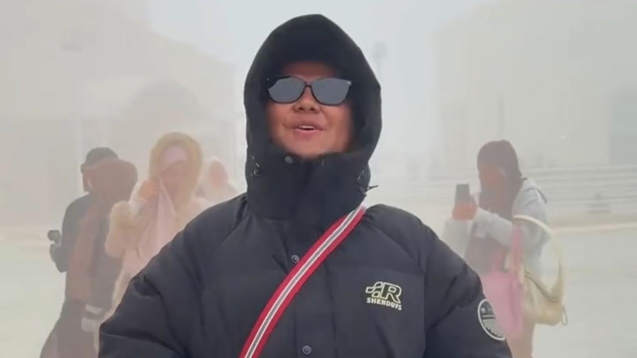 Pria Ini Bagikan Momen Ketika Umrah pada Musim Dingin, Vibesnya Berbeda Banget Pria Ini Bagikan Momen Ketika Umrah pada Musim Dingin, Vibesnya Berbeda Banget