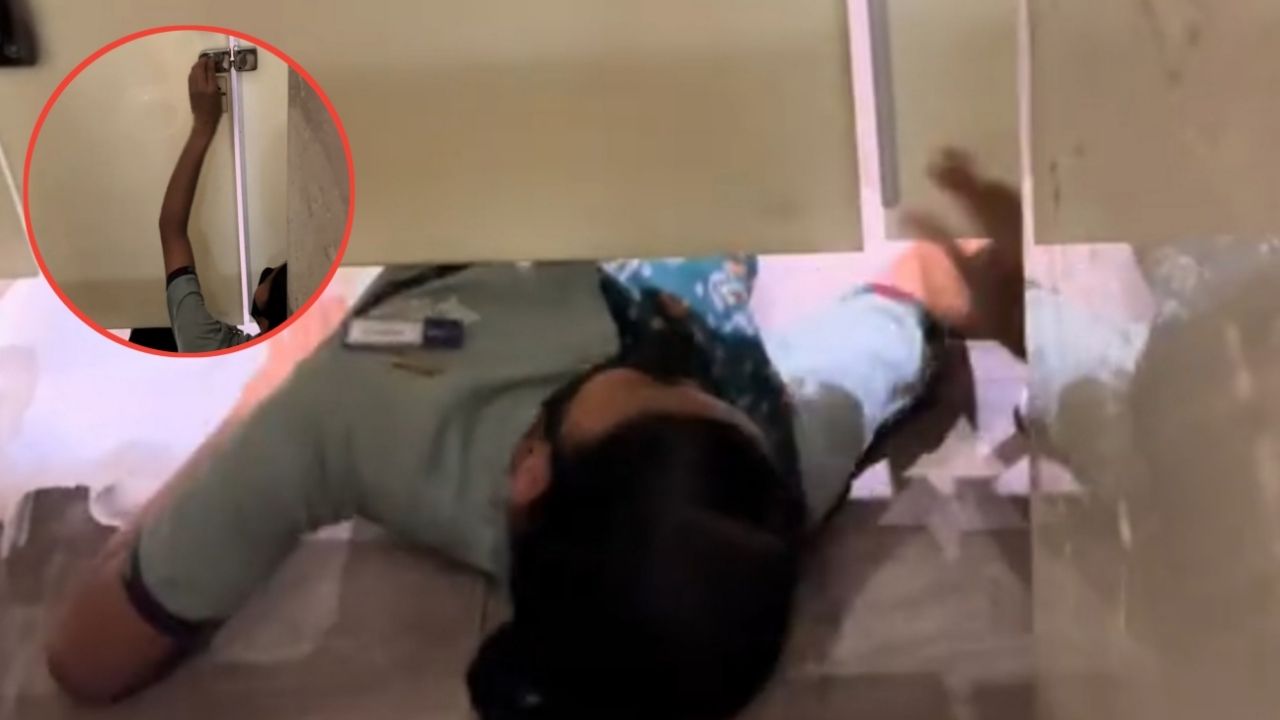 Cewek Ini Terkunci di Dalam WC, Staff Mall Sigap Bantu Selamatkan Cewek Ini Terkunci di Dalam WC, Staff Mall Sigap Bantu Selamatkan