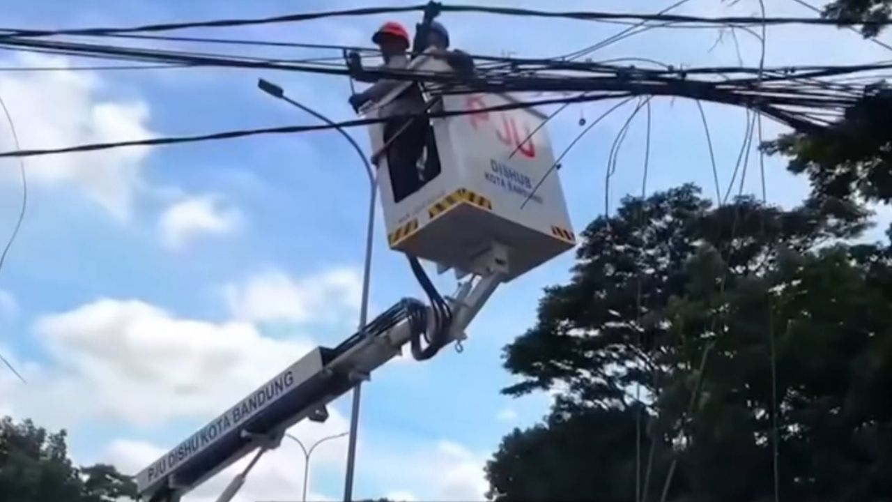 Sebanyak 14 Ton Kabel Udara di Jalan Buahbatu Selesai, Selanjutnya Ruas Moh Toha dan Kopo! Sebanyak 14 Ton Kabel Udara di Jalan Buahbatu Selesai, Selanjutnya Ruas Moh Toha dan Kopo!
