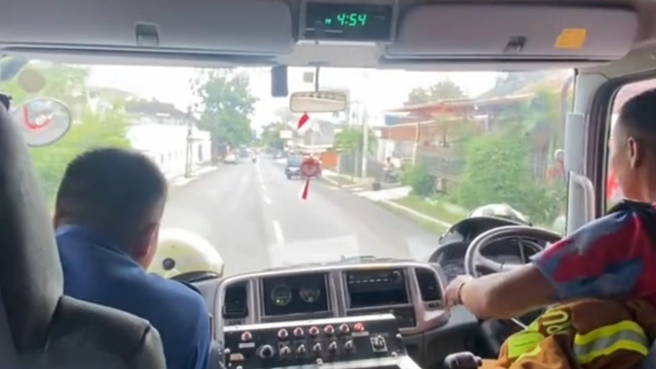 Momen Ketika Mobil Damkar Menuju ke Lokasi Kebakaran, Suasana Seram dan Tegang Jadi Satu Momen Ketika Mobil Damkar Menuju ke Lokasi Kebakaran, Suasana Seram dan Tegang Jadi Satu
