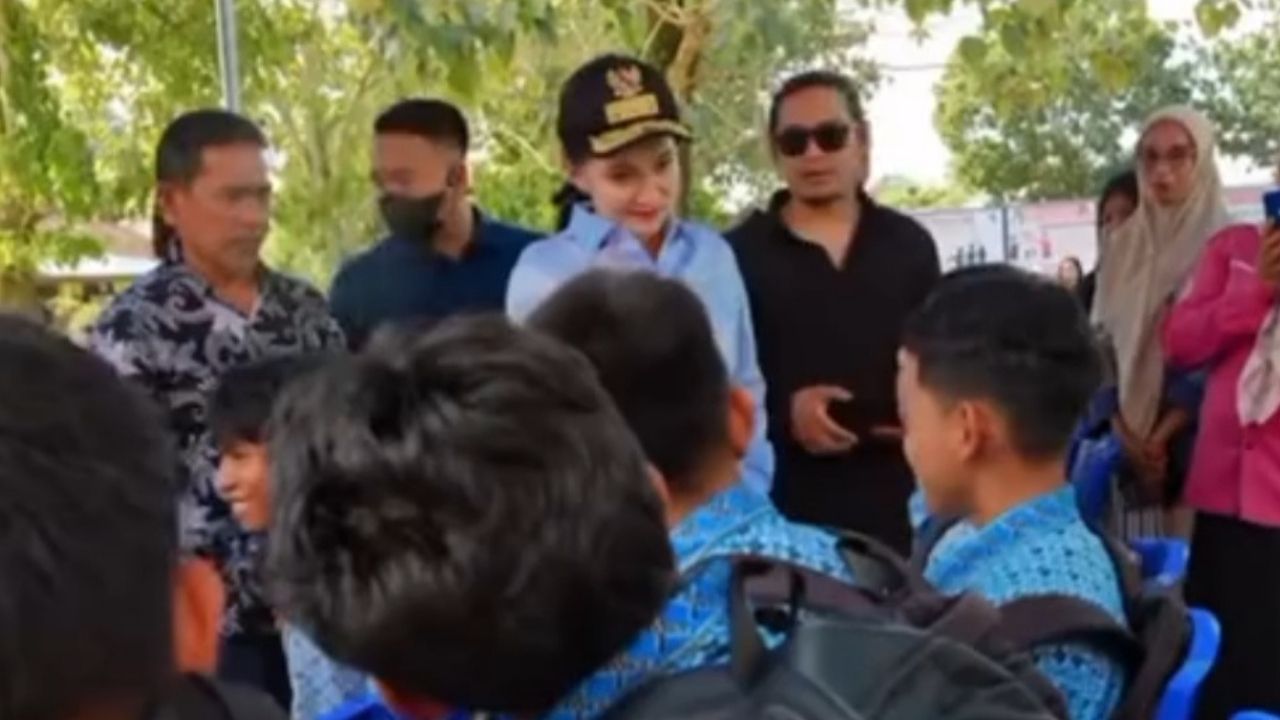 Ketemu Gubernur Sherly Tjoanda, Siswa Ini Curhat Kalau Guru Jarang Masuk dan Sering Jam Kosong Ketemu Gubernur Sherly Tjoanda, Siswa Ini Curhat Kalau Guru Jarang Masuk dan Sering Jam Kosong