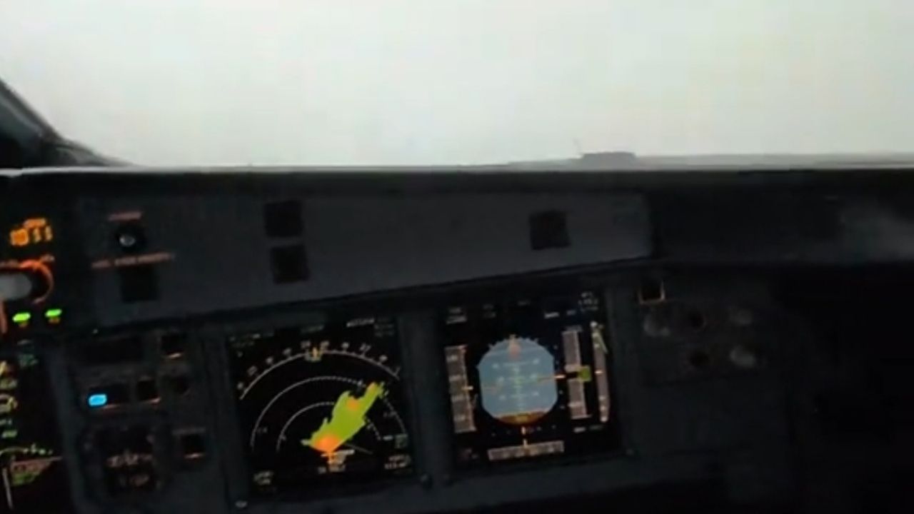 Mutar-Mutar di Atas Awan Karena Cuaca Buruk, Akhirnya Pilot Ini Berhasil Landing di Bandara Palembang Mutar-Mutar di Atas Awan Karena Cuaca Buruk, Akhirnya Pilot Ini Berhasil Landing di Bandara Palembang