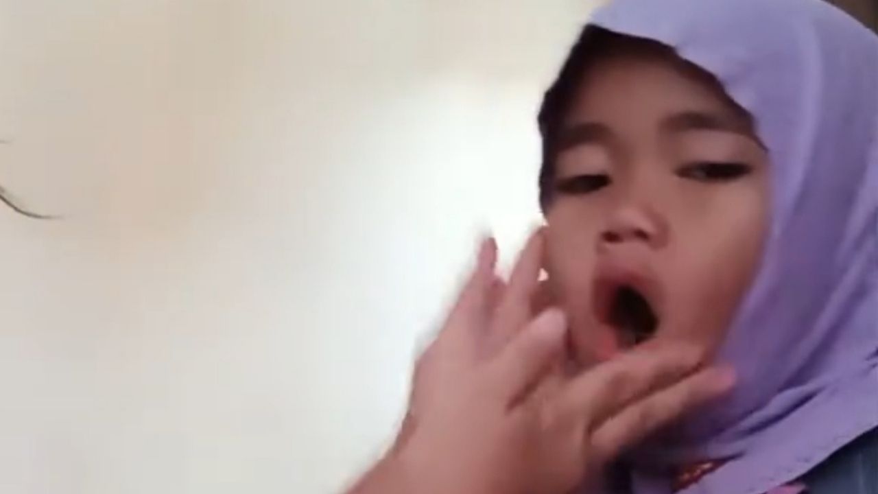 Karena Kerudung Kekecilan, Momen Bocil Gen Alpha Dipakaikan Kerudung Malah Mual-Mual Jadi Sorotan Warganet Karena Kerudung Kekecilan, Momen Bocil Gen Alpha Dipakaikan Kerudung Malah Mual-Mual Jadi Sorotan Warganet