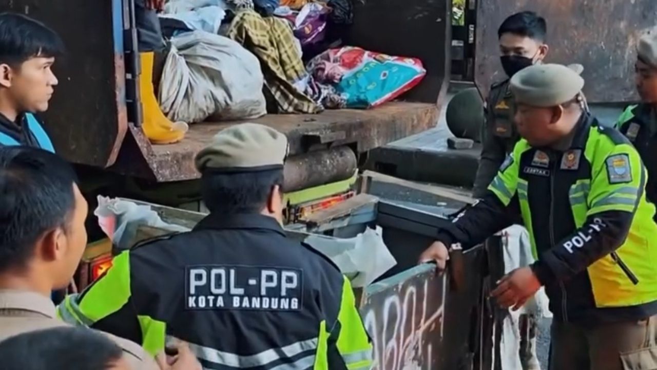 Kolaborasi Pemkot Bandung dalam Respon Cepat Penanganan Kebersihan terkait Tunawisma Kolaborasi Pemkot Bandung dalam Respon Cepat Penanganan Kebersihan terkait Tunawisma