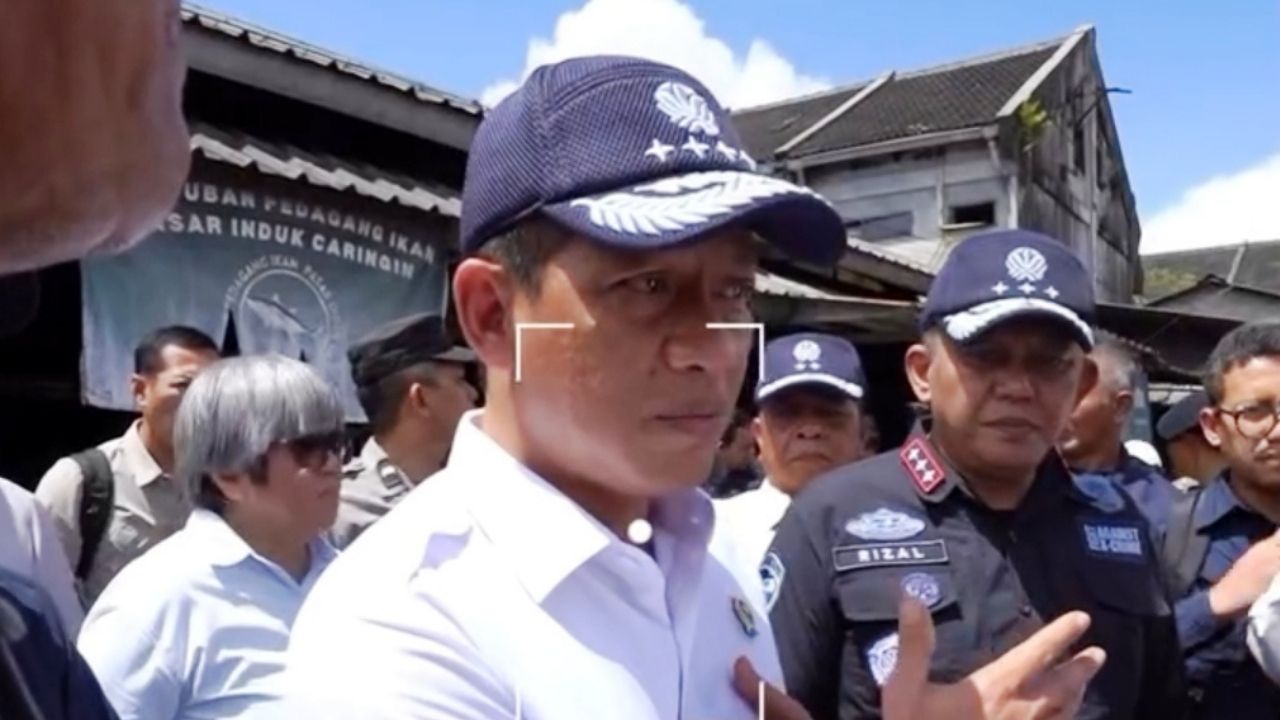 Menteri Lingkungan Hidup Tegaskan Akan Beri Sanksi Perdata dan Pidana bagi Kawasan yang Tidak Lakukan Pengelolaan Sampah Secara Mandiri Sesuai Undang-Undang Menteri Lingkungan Hidup Tegaskan Akan Beri Sanksi Perdata dan Pidana bagi Kawasan yang Tidak Lakukan Pengelolaan Sampah Secara Mandiri Sesuai Undang-Undang