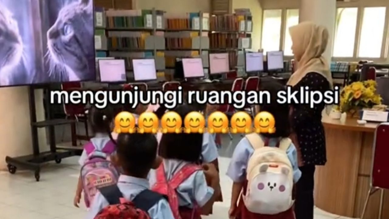 Supaya Kelak Cepat Lulus Kuliah, Sejumlah Murid SD Ini Diajak Keliling Kampus ke Ruang Skripsi Supaya Kelak Cepat Lulus Kuliah, Sejumlah Murid SD Ini Diajak Keliling Kampus ke Ruang Skripsi