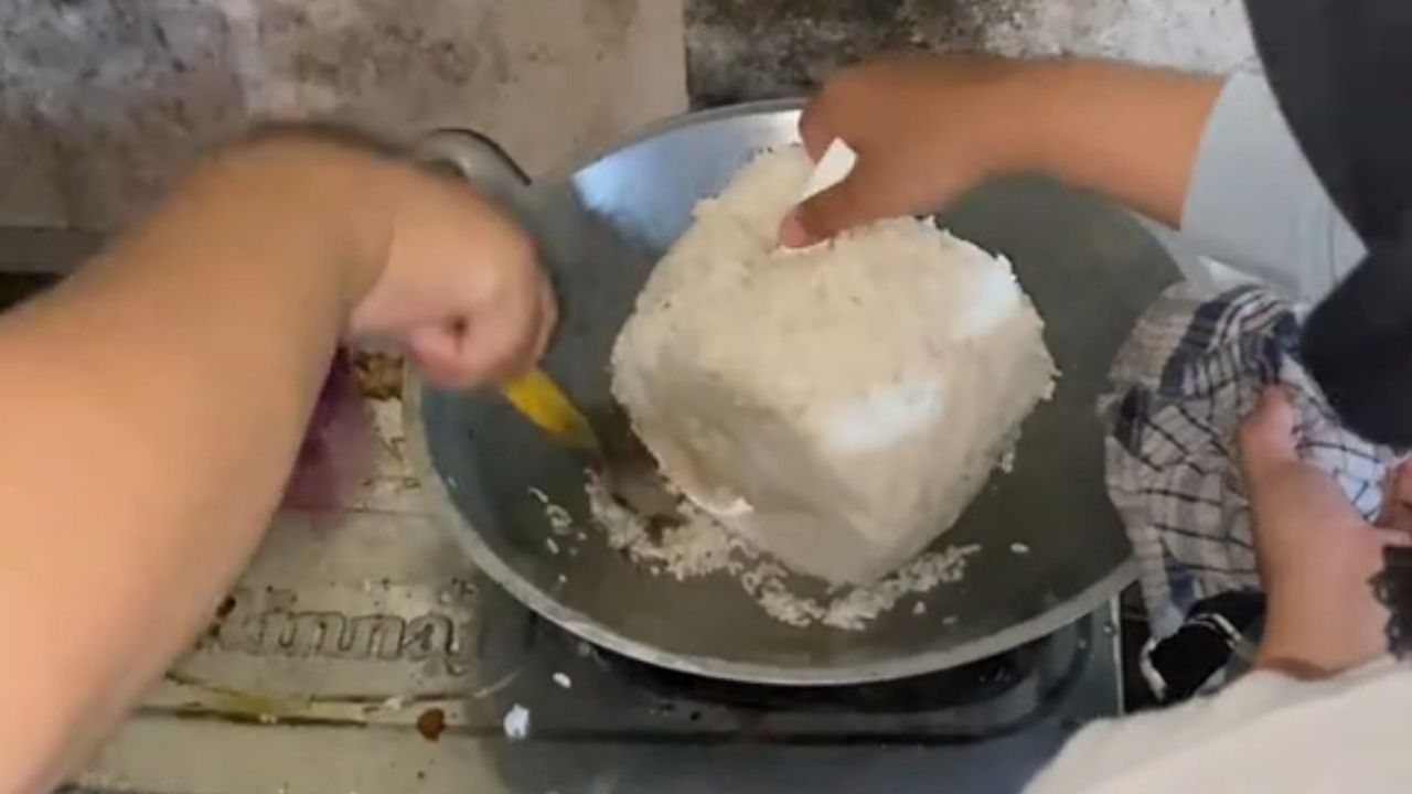 Niat Mau Masak, Mahasiswa KKN Ini Kaget Nemu Nasi Beku dari Freezer dan Berakhir Jadi Nasi Goreng Niat Mau Masak, Mahasiswa KKN Ini Kaget Nemu Nasi Beku dari Freezer dan Berakhir Jadi Nasi Goreng
